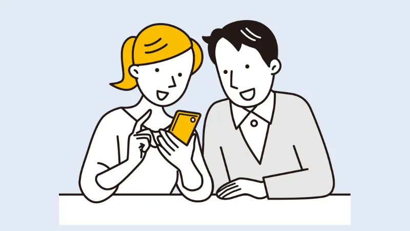 一緒にスマホを見る夫婦
